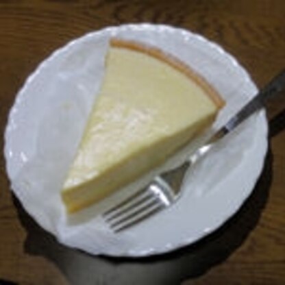 とってもとってもチーズケーキが食べたくなって、やすみの日に家で作ってみました！簡単なのにとてもおいしかったです＾＾　ステキレシピ、ごちそうさまでした♪